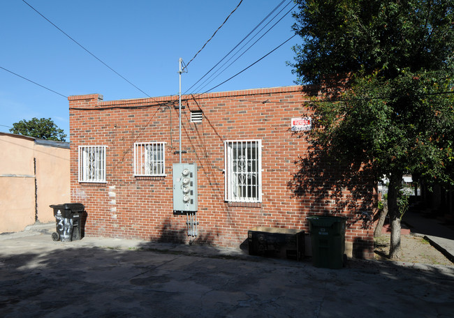 632 E 82nd St in Los Angeles, CA - Foto de edificio - Building Photo