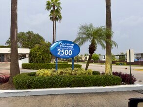 2500 Parkview Dr, Unit 1909 in Hallandale Beach, FL - Building Photo - Building Photo
