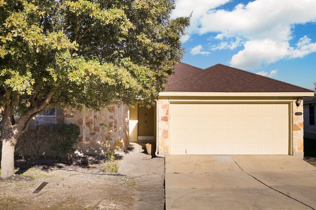 7738 Brisbane Bend in Converse, TX - Building Photo