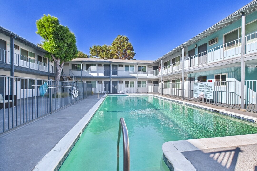 Aqua South in Mission Hills, CA - Building Photo