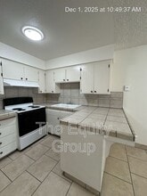 1863 Emma Lee Ln in Hanford, CA - Building Photo - Building Photo