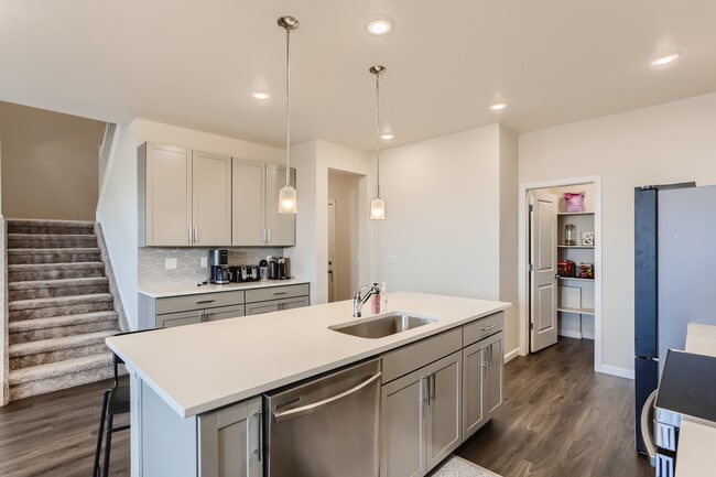 10565 Paris St in Commerce City, CO - Foto de edificio - Building Photo