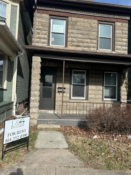 1612 20th Ave in Altoona, PA - Foto de edificio