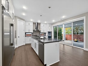 2821 Garden Ave N in Renton, WA - Building Photo - Building Photo