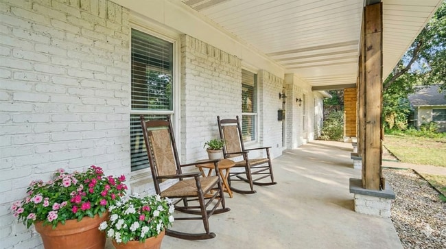 3855 Crest Cove Cir in Dallas, TX - Building Photo - Building Photo