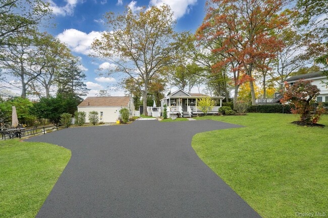 10 Siracusa Blvd in Smithtown, NY - Building Photo - Building Photo