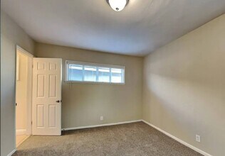 403 Woodbine St in Brooklyn, NY - Foto de edificio - Building Photo