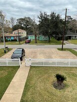 1018 S Booth Ln in Alvin, TX - Building Photo