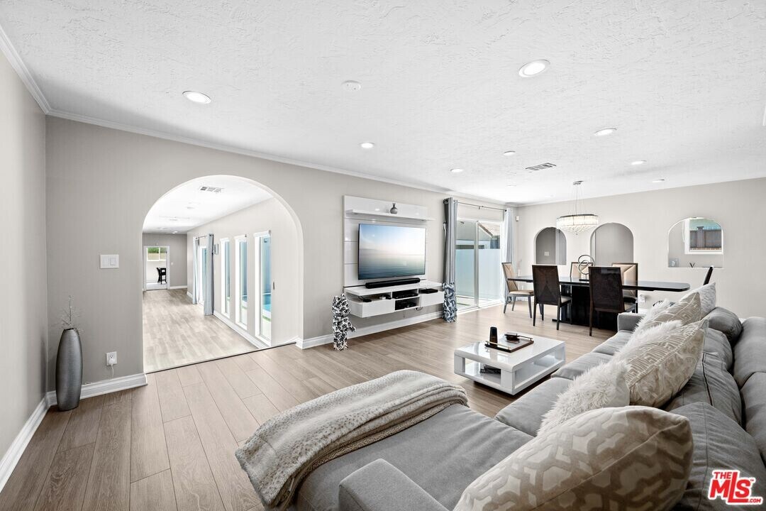 15042 Valleyheart Dr in Los Angeles, CA - Building Photo