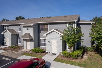 Enclave at Pine Oaks Apartments in DeLand, FL - Foto de edificio - Building Photo