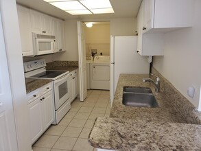 1300 Crestwood Ct S in Royal Palm Beach, FL - Foto de edificio - Building Photo