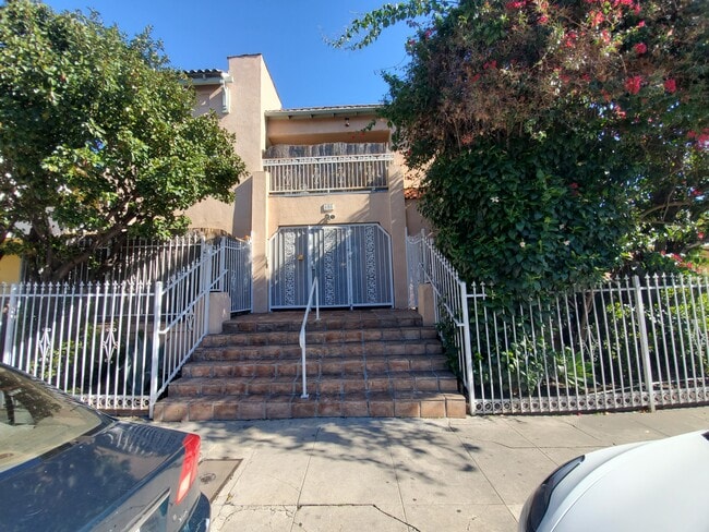 608 N St Andrews Pl, Unit 8