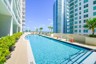 1200 Brickell Bay Dr in Miami, FL - Building Photo - Building Photo