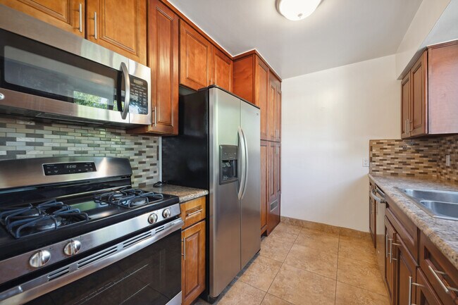 1033 S Holt Ave in Los Angeles, CA - Foto de edificio - Interior Photo