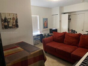 2816 Pine Tree Dr, Unit 1 in Miami Beach, FL - Building Photo - Building Photo