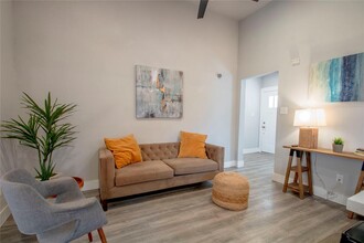 300 W 3rd St in Elgin, TX - Foto de edificio - Building Photo