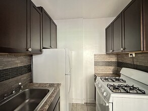 1369 W Estes Ave, Unit H2 in Chicago, IL - Foto de edificio - Building Photo