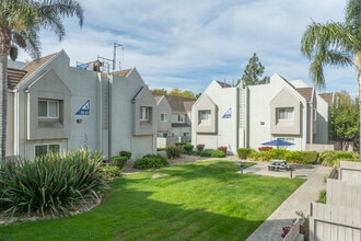 Fountain Circle Townhomes in Davis, CA - Foto de edificio - Building Photo