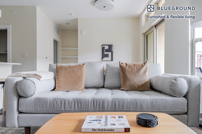 1501 W Howard Ln in Austin, TX - Foto de edificio - Building Photo