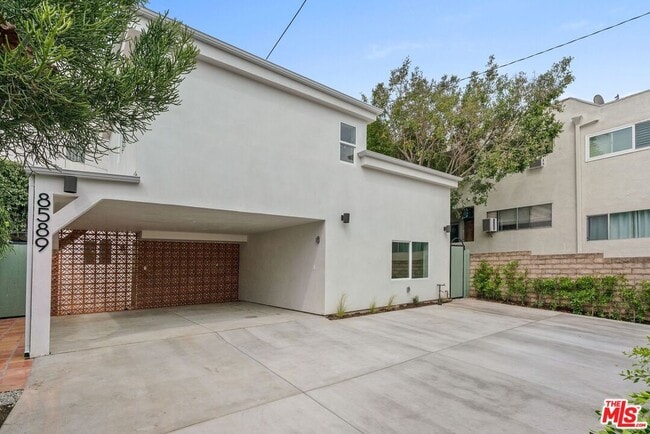 8589 Rugby Dr in West Hollywood, CA - Building Photo - Building Photo