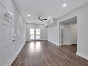 430 Schmidt Rd in Sealy, TX - Foto de edificio - Building Photo