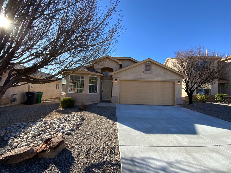 516 Whispering Meadows Dr in Rio Rancho, NM - Building Photo