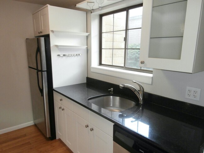 42 N Main St, Unit 76 in West Hartford, CT - Building Photo - Building Photo