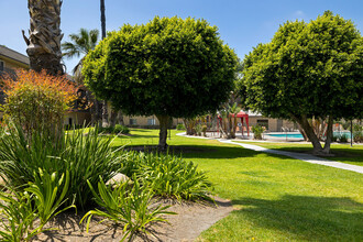 Coronado Palms in Anaheim, CA - Foto de edificio - Building Photo