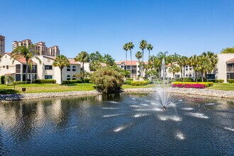 Valencia at Pelican Bay in Naples, FL - Foto de edificio - Building Photo