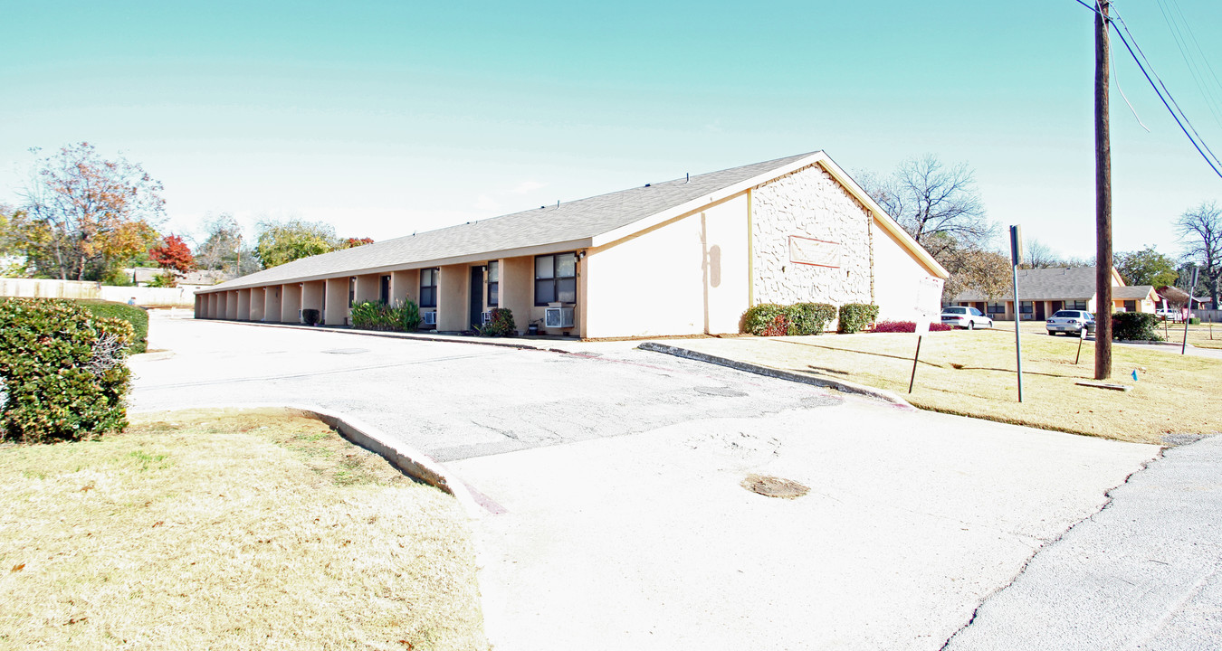 Center Chase Apartments in Arlington, TX - Building Photo