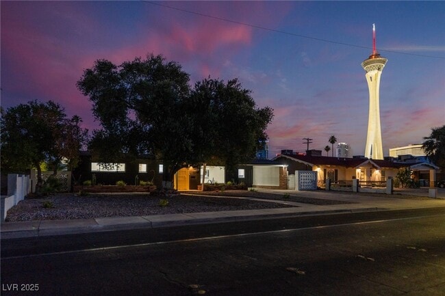548 E Oakey Blvd in Las Vegas, NV - Foto de edificio - Building Photo