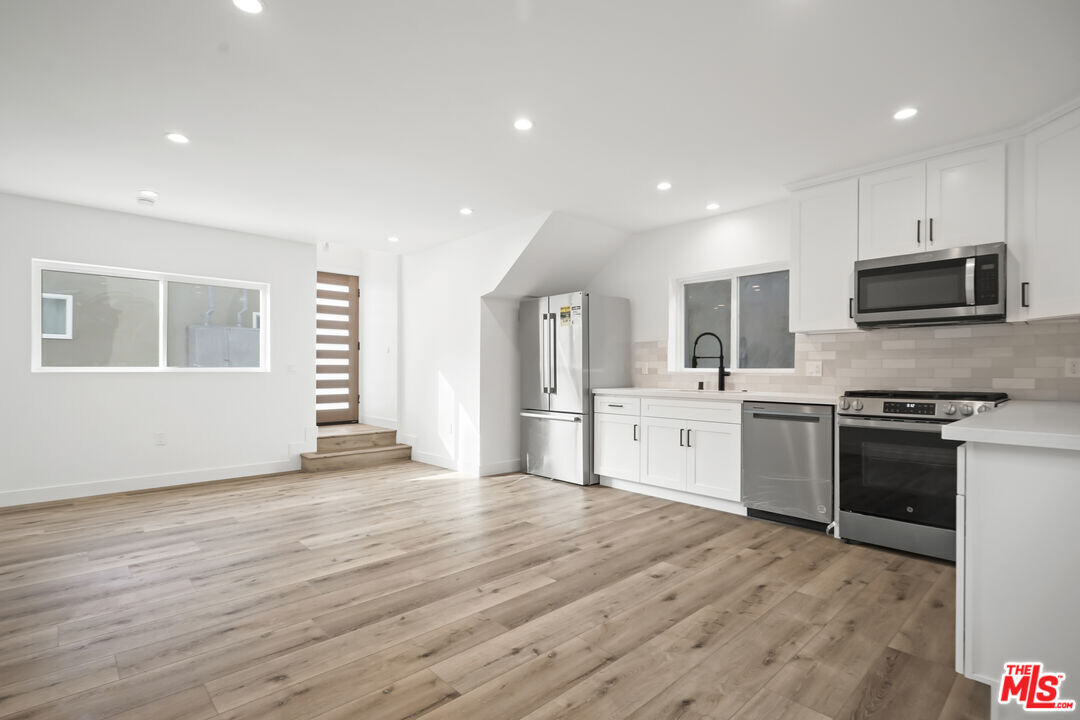 2808 Cloverdale Ave in Los Angeles, CA - Building Photo