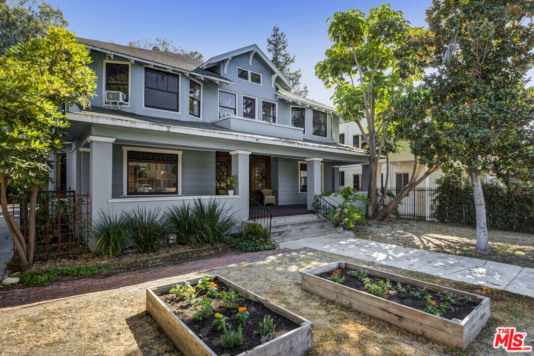 1616 W 25th St in Los Angeles, CA - Building Photo