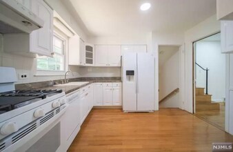 10 Center St in Cresskill, NJ - Building Photo - Building Photo