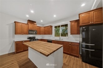 16439 77th Avenue Ct E in Puyallup, WA - Foto de edificio - Building Photo