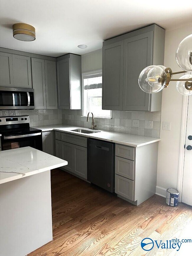 2006 Stanford Dr SW in Huntsville, AL - Building Photo - Building Photo