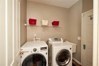 7830 Wedgetail Drive in Zionsville, IN - Foto de edificio - Building Photo