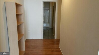 327 Race St-Unit -1A in Philadelphia, PA - Building Photo - Building Photo