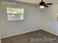 1107 David Dr in Euless, TX - Foto de edificio - Building Photo