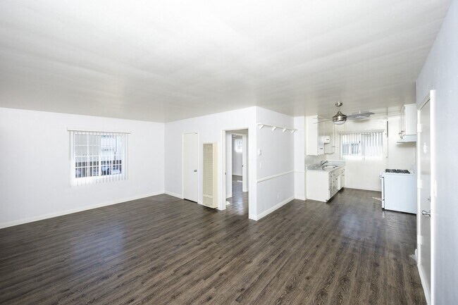 Whitsett Courtyard Apartments in North Hollywood, CA - Foto de edificio - Building Photo