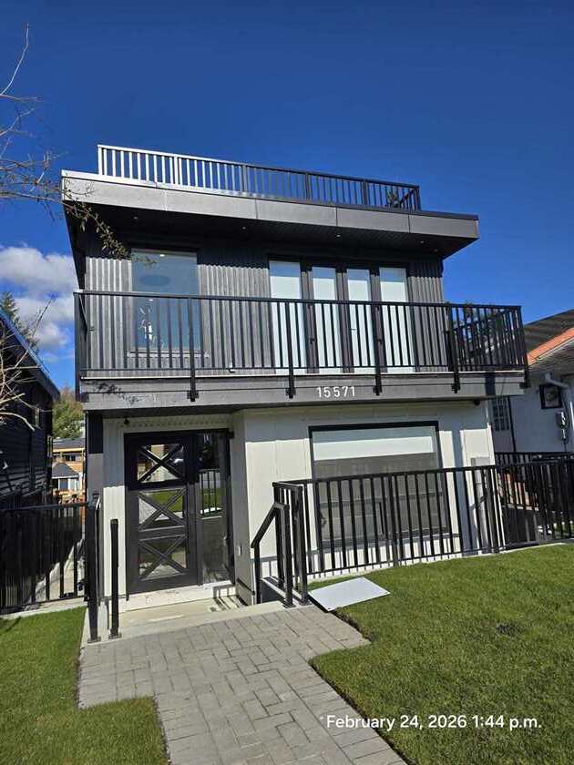15571 Victoria Ave in White Rock, BC - Building Photo - Building Photo