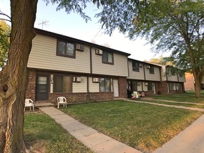 Courtyard Apartments in Newton, IA - Building Photo - Building Photo