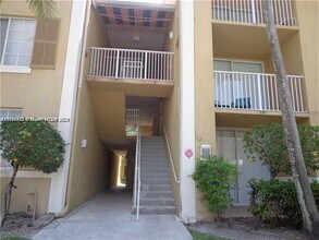 720 SW 111th Ave in Pembroke Pines, FL - Foto de edificio - Building Photo