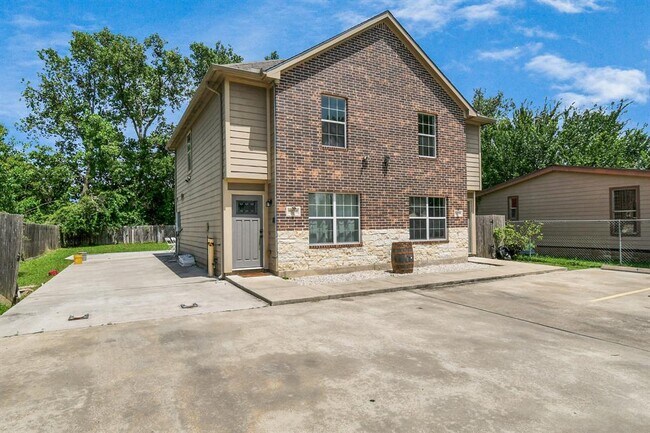 10022 Raymondville Rd in Houston, TX - Building Photo - Building Photo