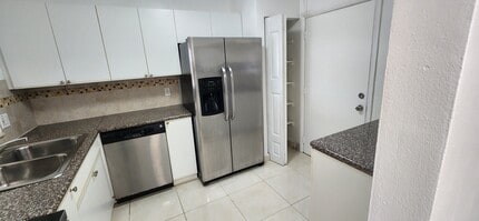 3660 NE 166th St, Unit 703 in Miami, FL - Building Photo - Building Photo