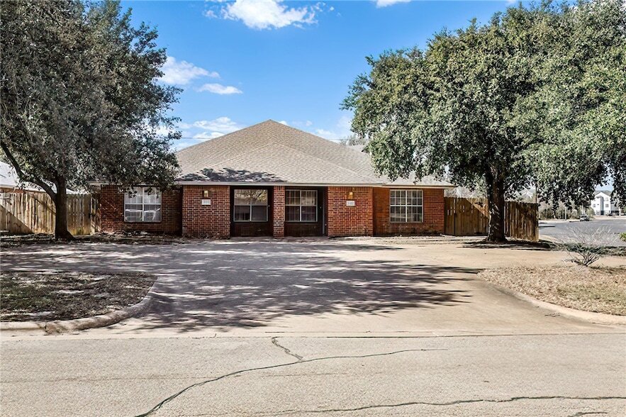 2000 Legacy Ln in College Station, TX - Building Photo