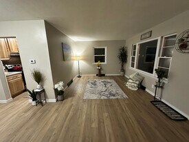 1126-1128-1128 Byron Ave in Waterloo, IA - Building Photo