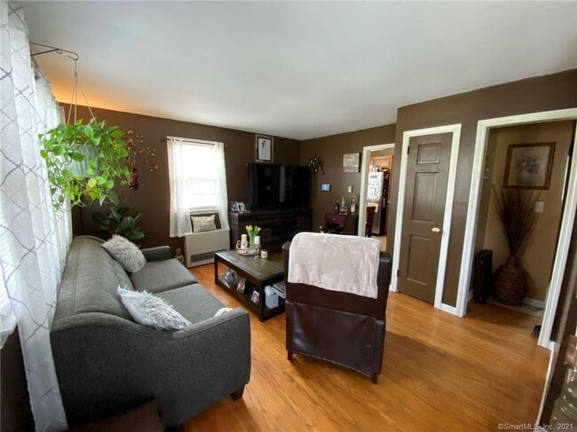 62 Roxbury Rd in East Lyme, CT - Building Photo - Building Photo
