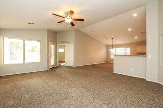 15667 W Saguaro Ln in Surprise, AZ - Foto de edificio - Building Photo