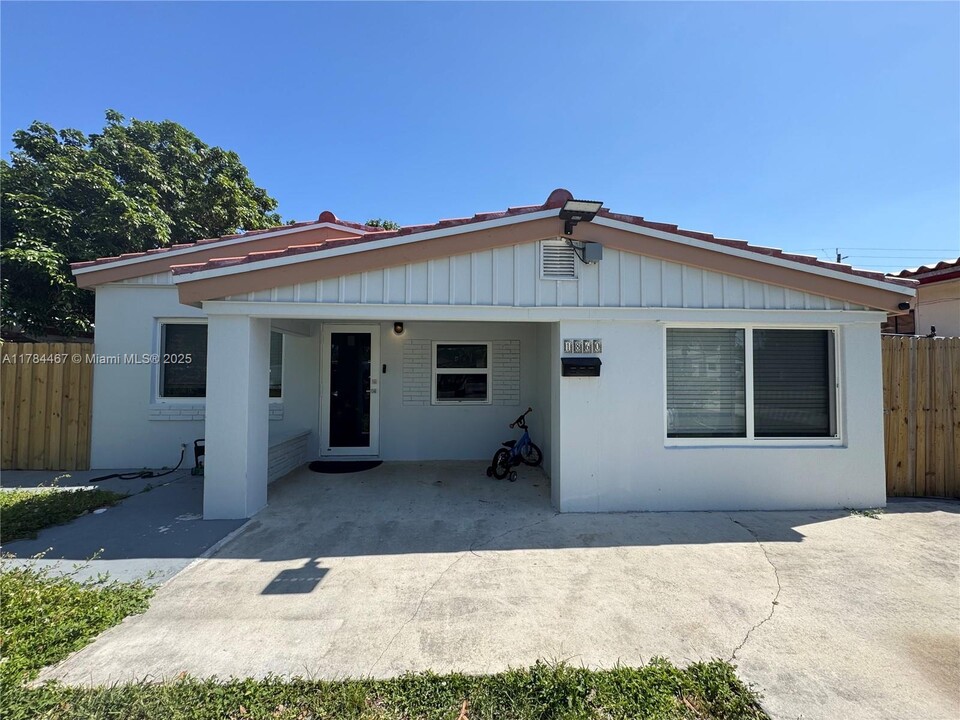 1860 NE 173rd St in North Miami Beach, FL - Foto de edificio